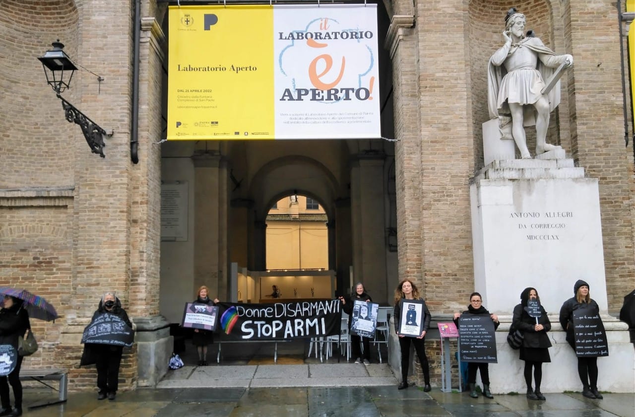 Donne in nero in piazza
