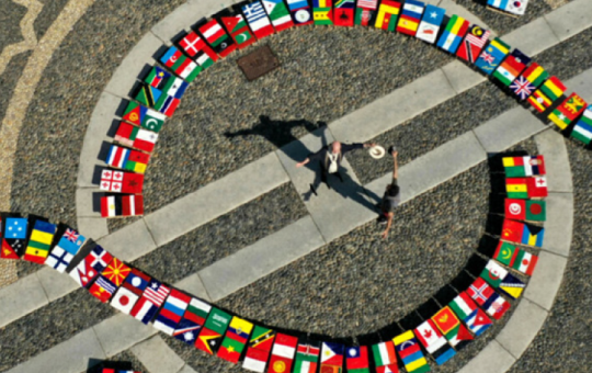 LA BANDIERA DEL MONDO 1+1=3