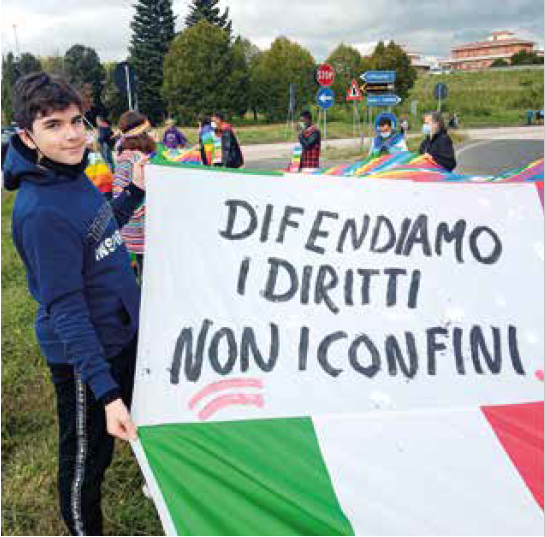 Ragazzi della scuola con bandiera pace